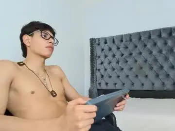 Chaturbate Live Sex Cam of lenny_knox2