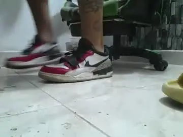 Chaturbate Live Sex Cam of srfindomfeet_