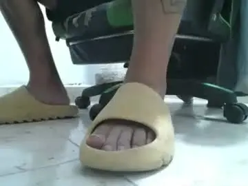 Chaturbate Live Sex Cam of srfindomfeet_