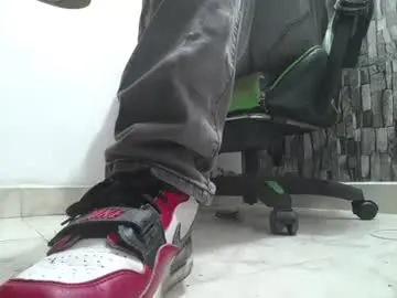 Chaturbate Live Sex Cam of srfindomfeet_