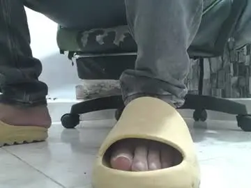 Chaturbate Live Sex Cam of srfindomfeet_