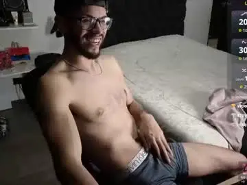 Chaturbate Live Sex Cam of phantom_bigger1