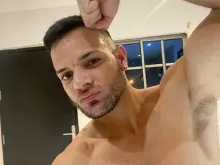 Streamate Nude Webcam of FrezisYmuscle