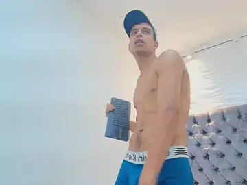 Stripchat Live Sex Cam of Tommy_Jones1