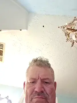 Stripchat Live Sex Cam of bigdoog8