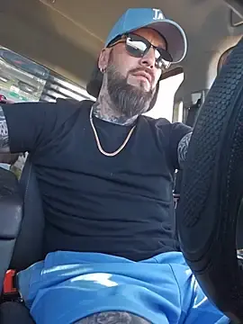 Stripchat Free Porn Cam of Beardedtattood