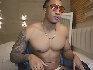 Stripchat Adult Webcam of Logan_Varela
