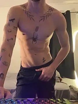Stripchat Free Porn Cam of Aaron_hyuga