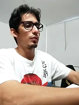 Stripchat Live Sex Cam of SrIncognito666